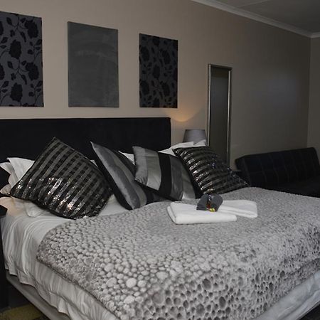 Two Bells Guest House Bloemfontein Exteriör bild
