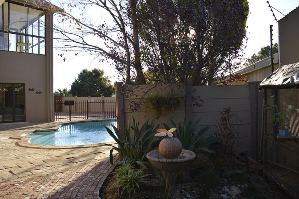 Two Bells Guest House Bloemfontein Exteriör bild