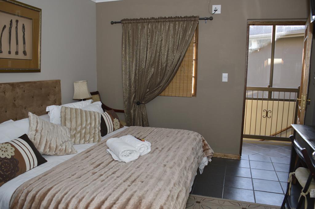 Two Bells Guest House Bloemfontein Exteriör bild