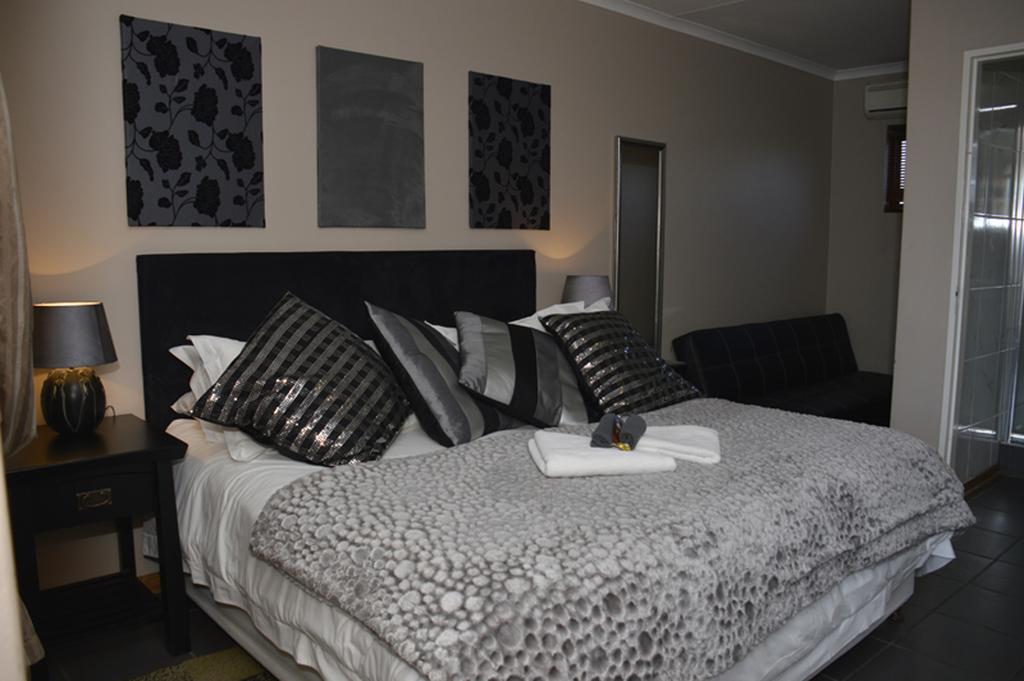Two Bells Guest House Bloemfontein Exteriör bild