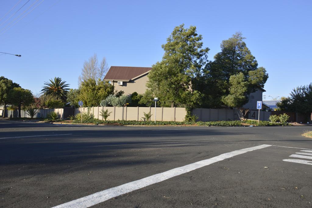 Two Bells Guest House Bloemfontein Exteriör bild